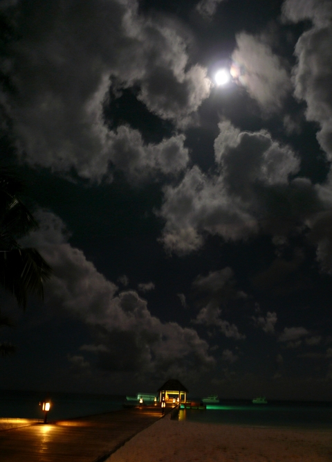 桟橋と満月の夜空