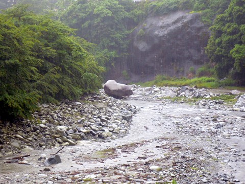 信玄館　部屋からの景色　巨大岩