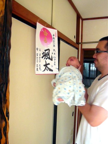 半ば無理矢理に剥がさせる