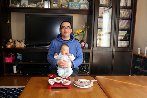 新しい障子紙を転がす