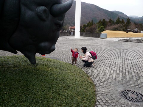 彫刻の森美術館（牛の像が気に入った颯太）